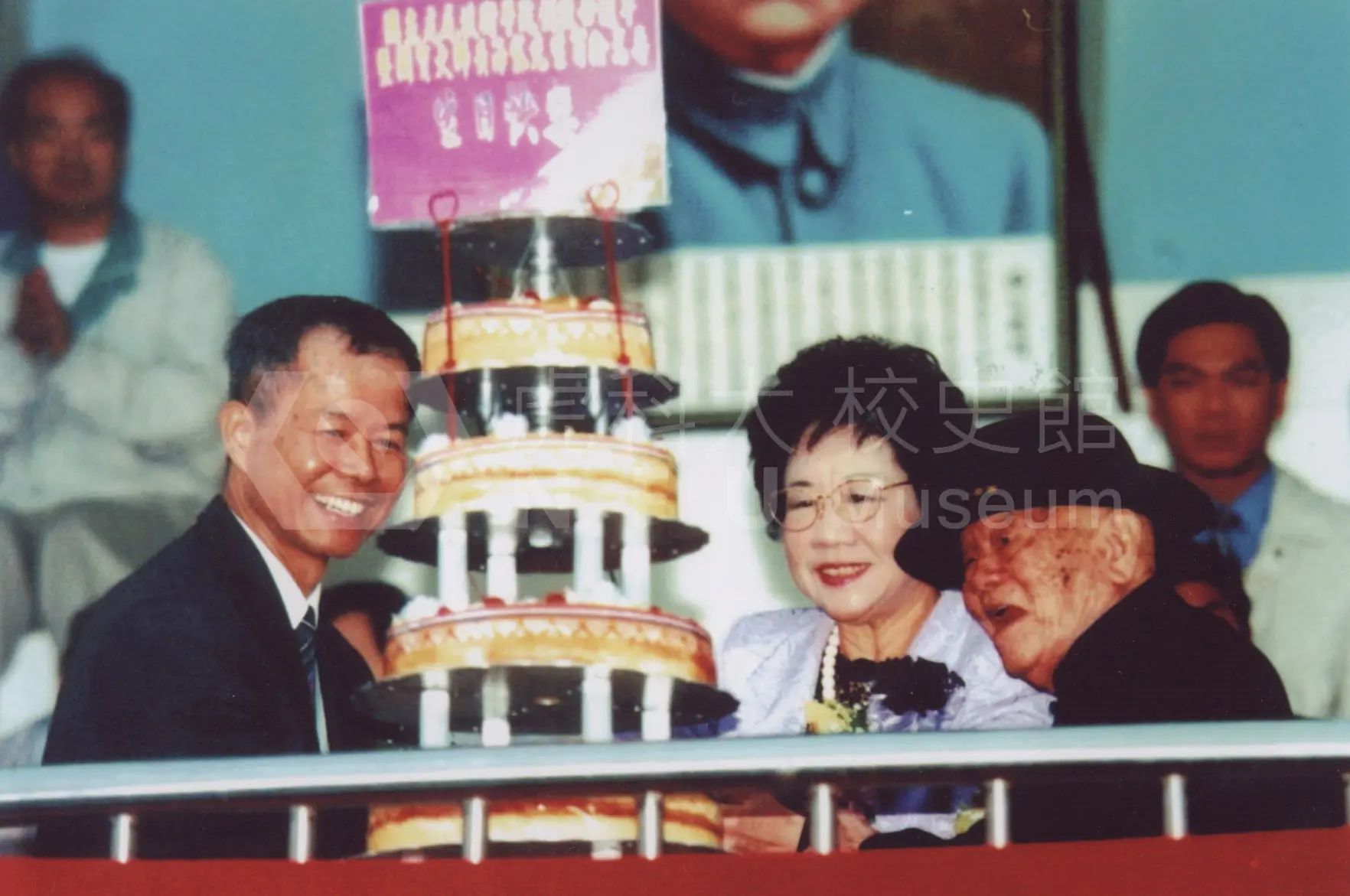 五個人正在觀賞生日蛋糕。