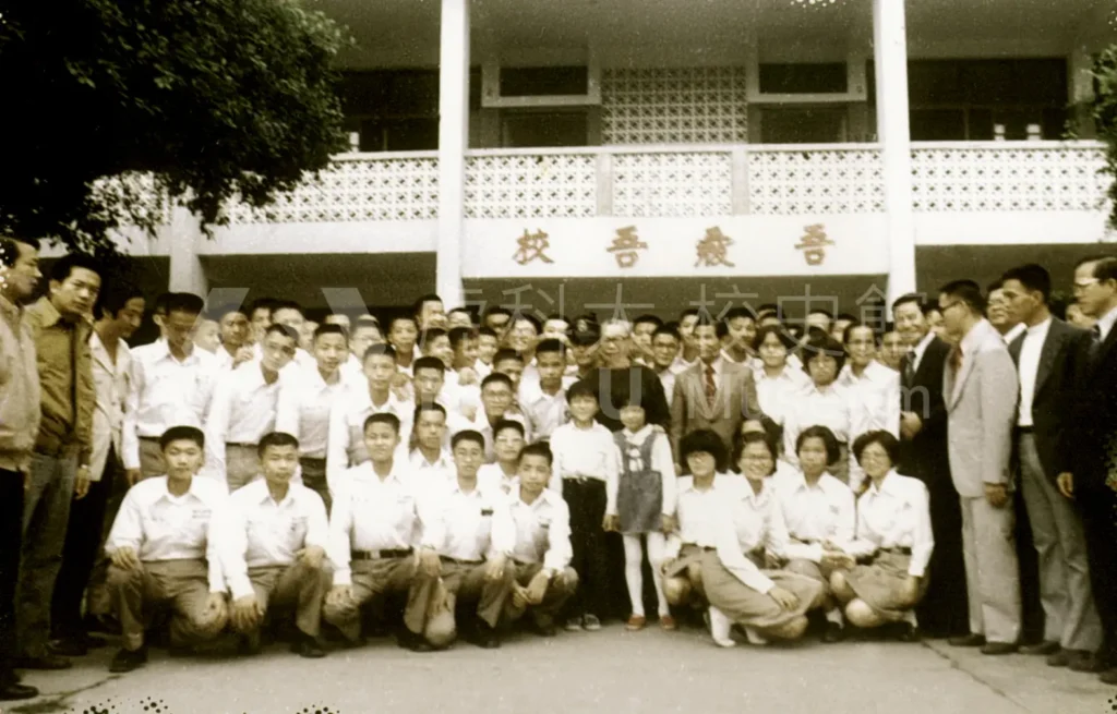 A group photo of students and teachers。