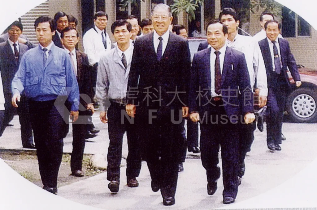 A group of people are walking。